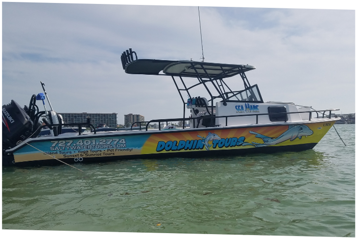 fb60cb366ec7b084aa0bfe55135898db a small boat in a body of water